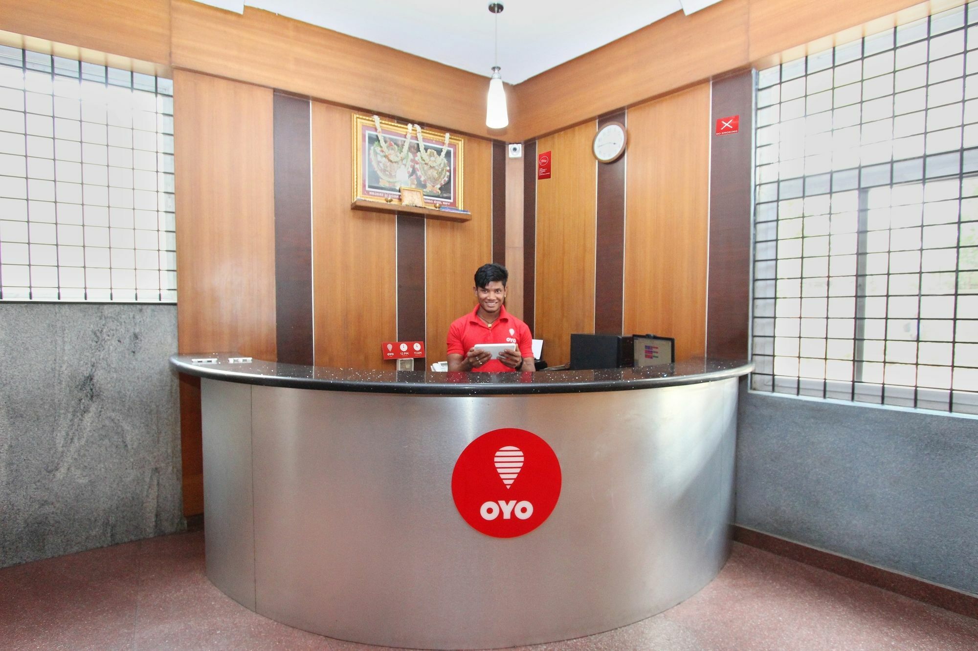 העיר בנגלור Oyo 7669 The Trinitywood Hotel מראה חיצוני תמונה